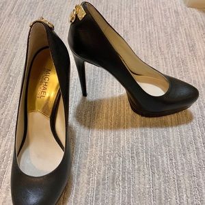 MICHEAL KORS black stiletto heels gold MK lock 8M